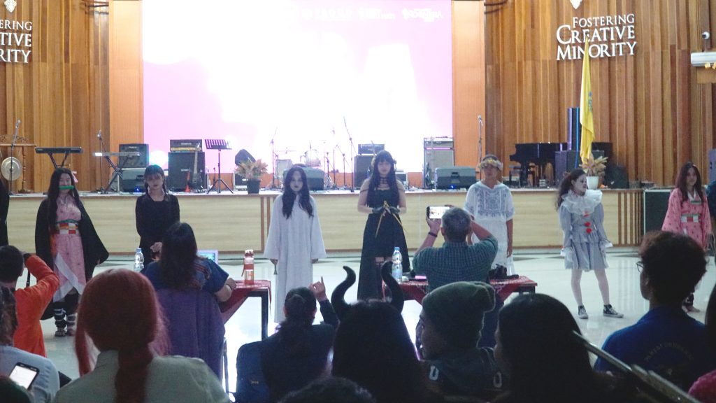 Suasana acara LoVED and Talent Night FBS UKSW, Rabu (18-10-2023) di Balairung Universitas.