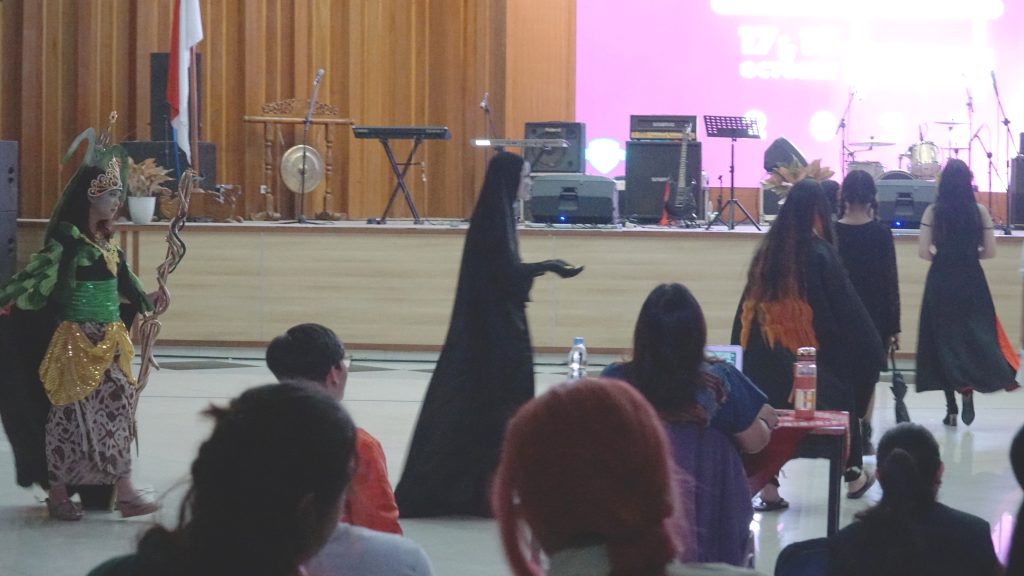 Suasana acara LoVED and Talent Night FBS UKSW, Rabu (18-10-2023) di Balairung Universitas.