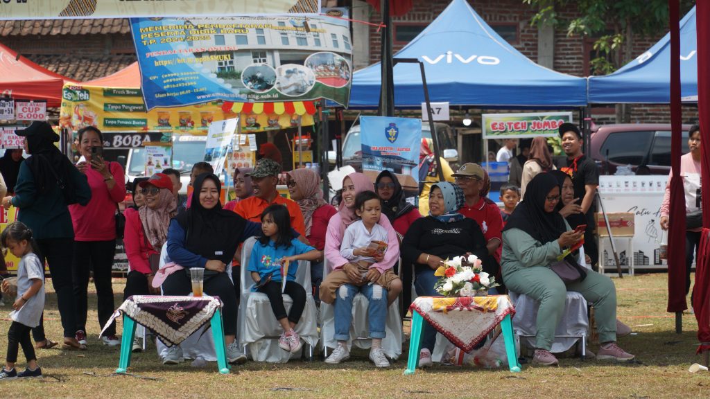 Suasana Family Gathering Pendidikan Matematika FKIP UKSW bersama masyarakat umum di Lapangan Pancasila Kecamatan Beringin, Sabtu (7-10-2023
