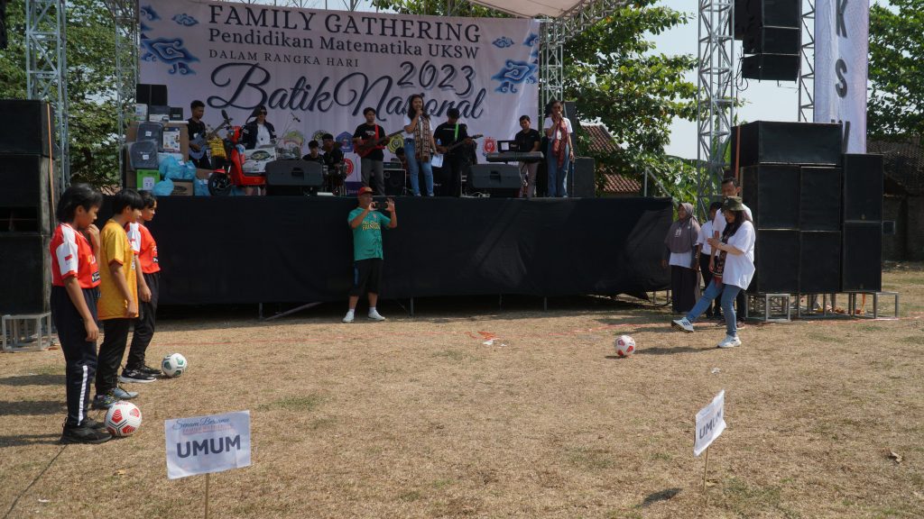 Suasana Family Gathering Pendidikan Matematika FKIP UKSW bersama masyarakat umum di Lapangan Pancasila Kecamatan Beringin, Sabtu (7-10-2023