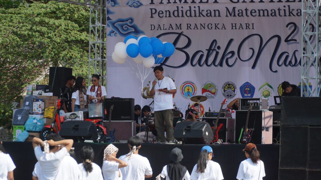 Suasana Family Gathering Pendidikan Matematika FKIP UKSW bersama masyarakat umum di Lapangan Pancasila Kecamatan Beringin, Sabtu (7-10-2023