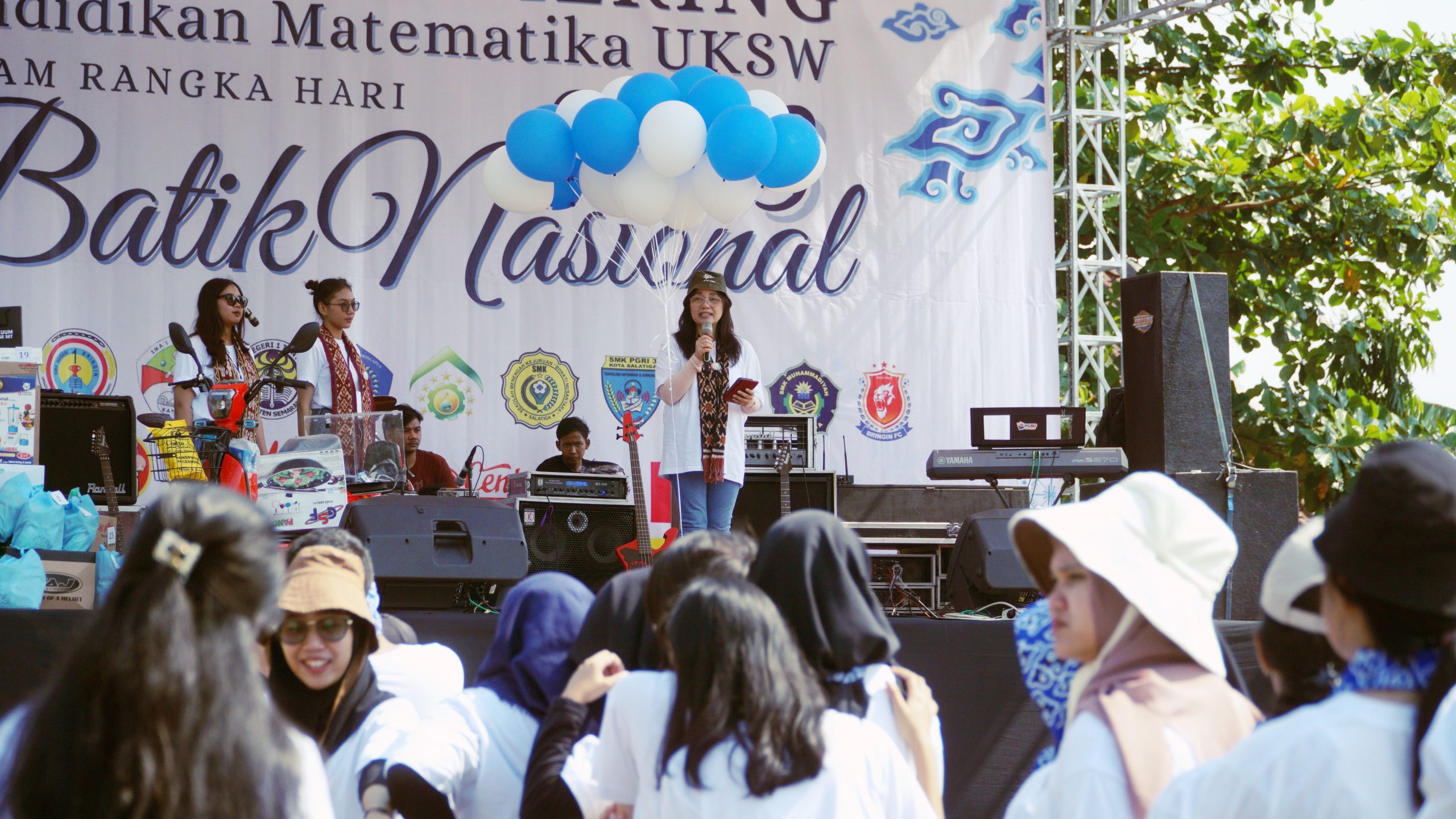 Suasana Family Gathering Pendidikan Matematika FKIP UKSW bersama masyarakat umum di Lapangan Pancasila Kecamatan Beringin, Sabtu (7-10-2023