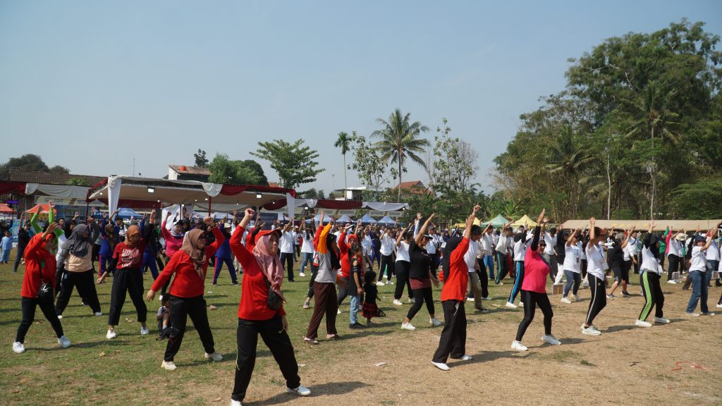 Suasana Family Gathering Pendidikan Matematika FKIP UKSW bersama masyarakat umum di Lapangan Pancasila Kecamatan Beringin, Sabtu (7-10-2023