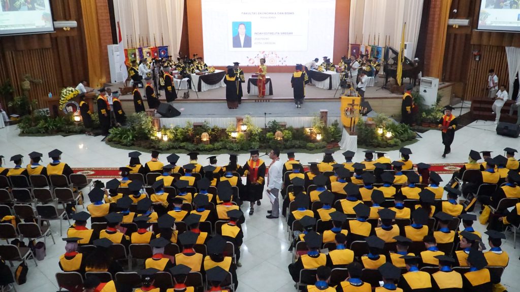 Minorita yang Kreatif untuk Perubahan Positif, Rektor UKSW Lepas 745 Winisuda di Hari Kedua