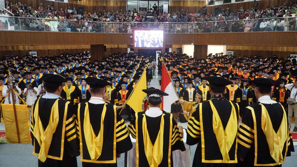 Minorita yang Kreatif untuk Perubahan Positif, Rektor UKSW Lepas 745 Winisuda di Hari Kedua