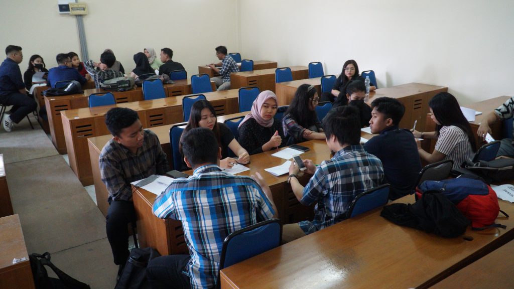 Suasana tes seleksi pencari kerja dalam Job Fair ke-44 UKSW,