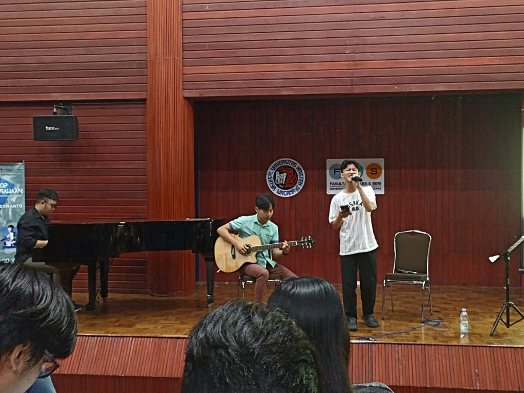 Suasana Workshop Kewirausahaan bersama Youtuber Yoseph Hermanto di Recital Hall Program Studi Seni Musik FBS UKSW, Rabu (24-10-2023). 
