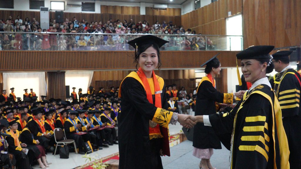 Minorita yang Kreatif untuk Perubahan Positif, Rektor UKSW Lepas 745 Winisuda di Hari Kedua