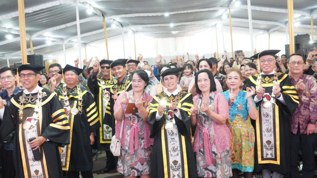Minorita yang Kreatif untuk Perubahan Positif, Rektor UKSW Lepas 745 Winisuda di Hari Kedua