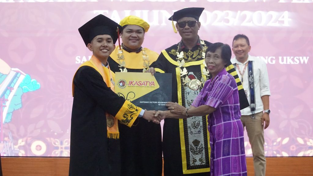 Minorita yang Kreatif untuk Perubahan Positif, Rektor UKSW Lepas 745 Winisuda di Hari Kedua