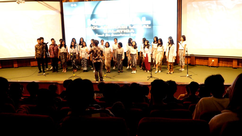 Suasana acara Kolosal 2023 Prodi DKV FTI UKSW di Auditorium Ds. S. Djojodihardjo FTI, Jumat (03-11-2023)