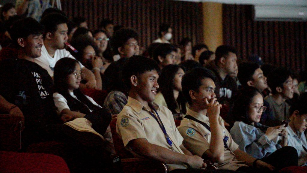 Suasana acara Kolosal 2023 Prodi DKV FTI UKSW di Auditorium Ds. S. Djojodihardjo FTI, Jumat (03-11-2023)