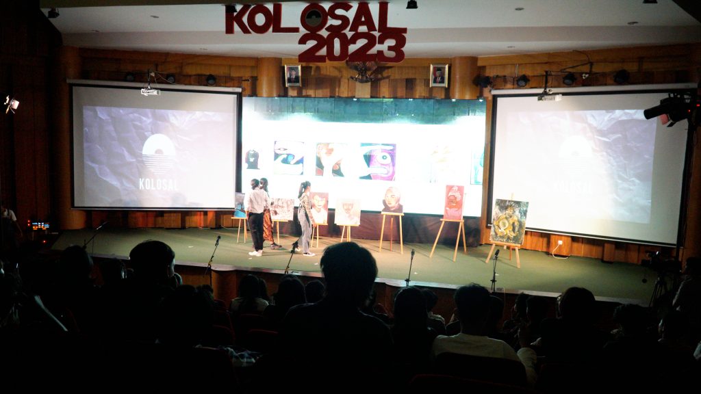 Suasana acara Kolosal 2023 Prodi DKV FTI UKSW di Auditorium Ds. S. Djojodihardjo FTI, Jumat (03-11-2023)
