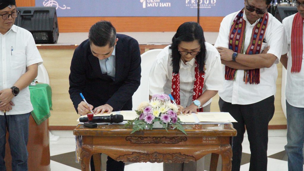 Ishug Putri Setia
Nov 14, 2023, 9:10 AM (23 hours ago)
to me
UKSW Tandatangani Nota Kesepahaman dengan Sinode Gereja Kristen Oikoumene dan Compassion Indonesia Foundation