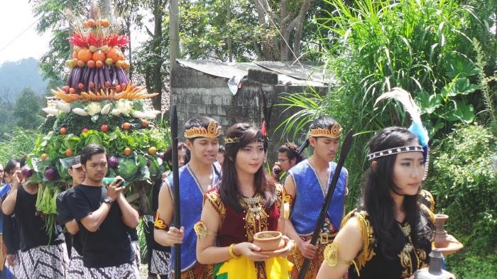 Dokumentasi kegiatan karnaval OMB UKSW seni budaya