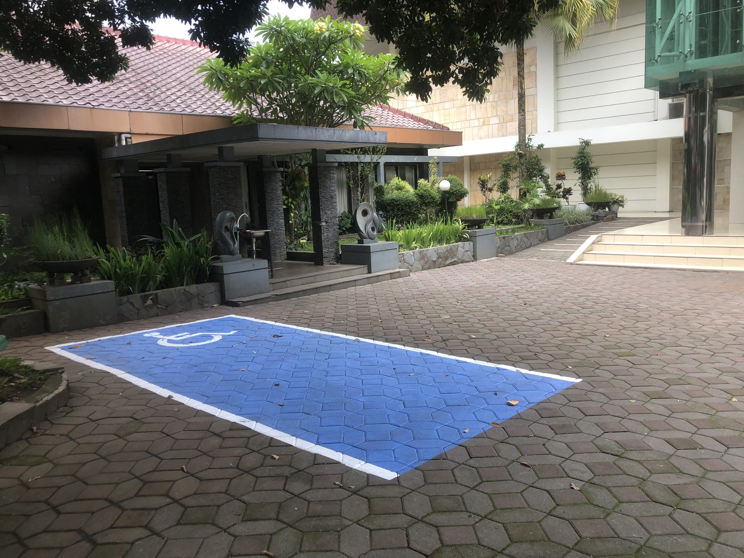 Tempat Parkir Disabilitas UKSW