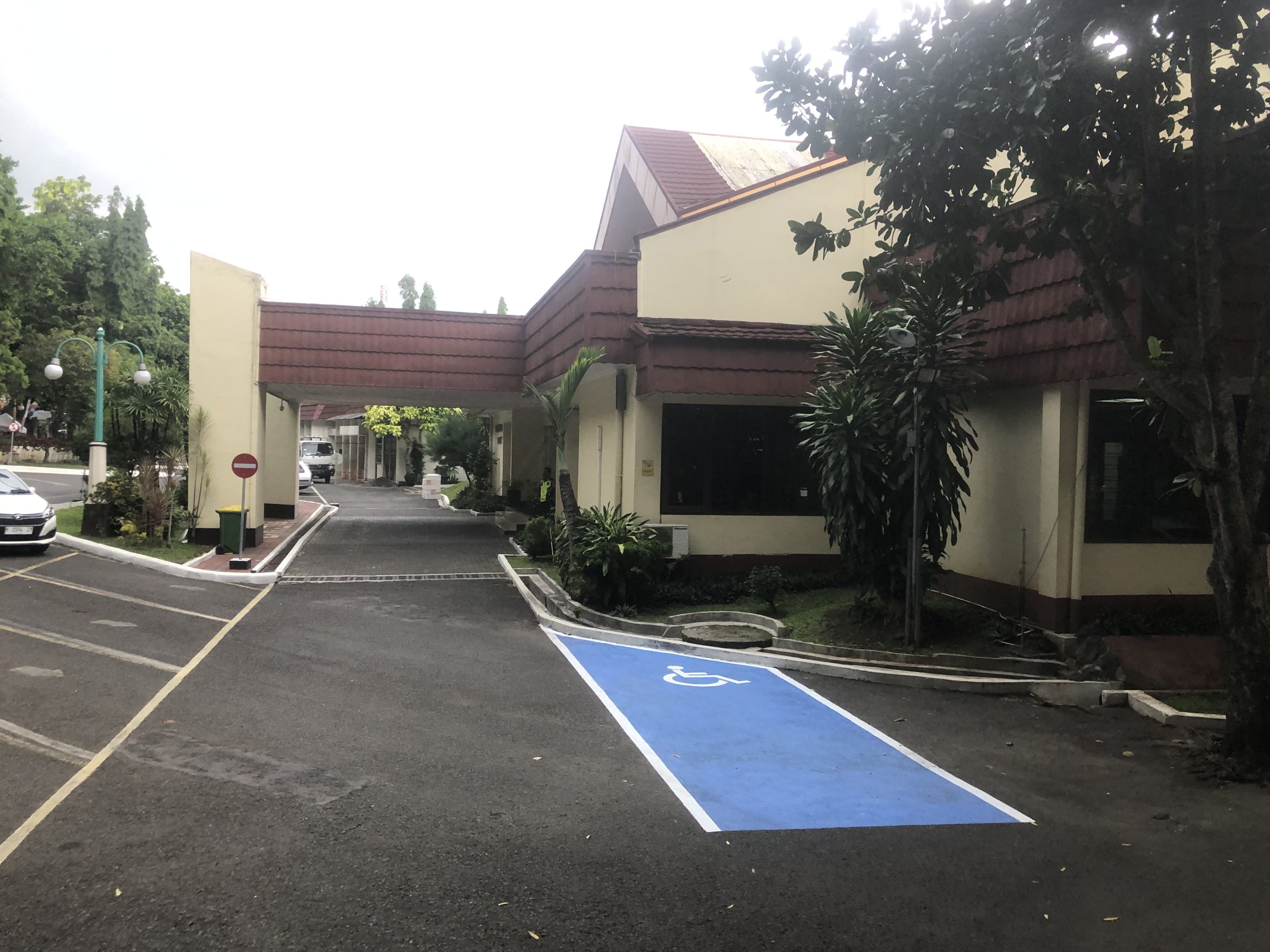 Tempat Parkir Disabilitas UKSW