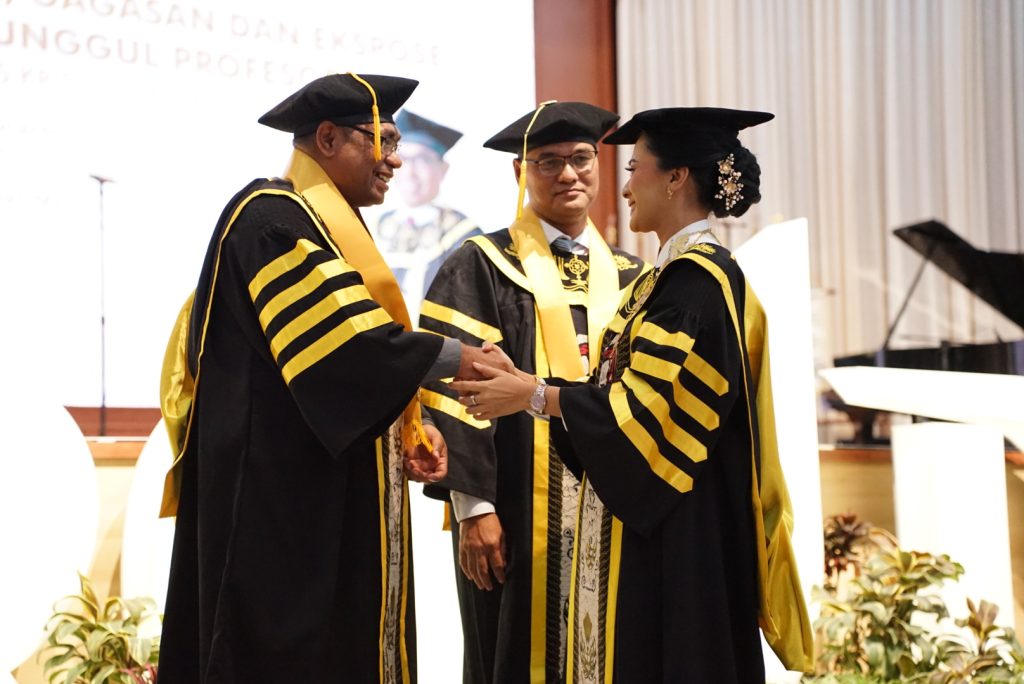 Profil Guru Besar Izak Yohan Matriks Lattu