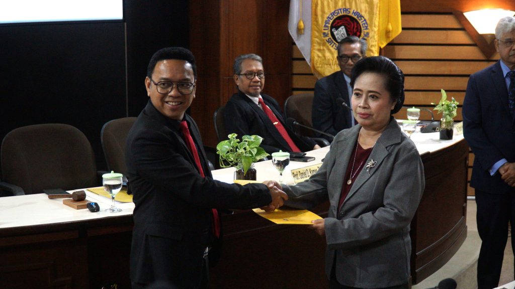 Doktor Studi Pembangunan UKSW ke-99 dan 100