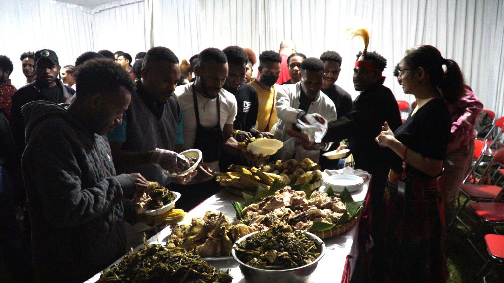 Tradisi Bakar Batu UISPP 2025 UKSW