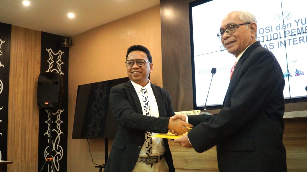 Promosi Doktor Pius Rengka UKSW