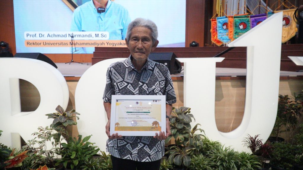 Eyang Narto Perawat Bumi UKSW