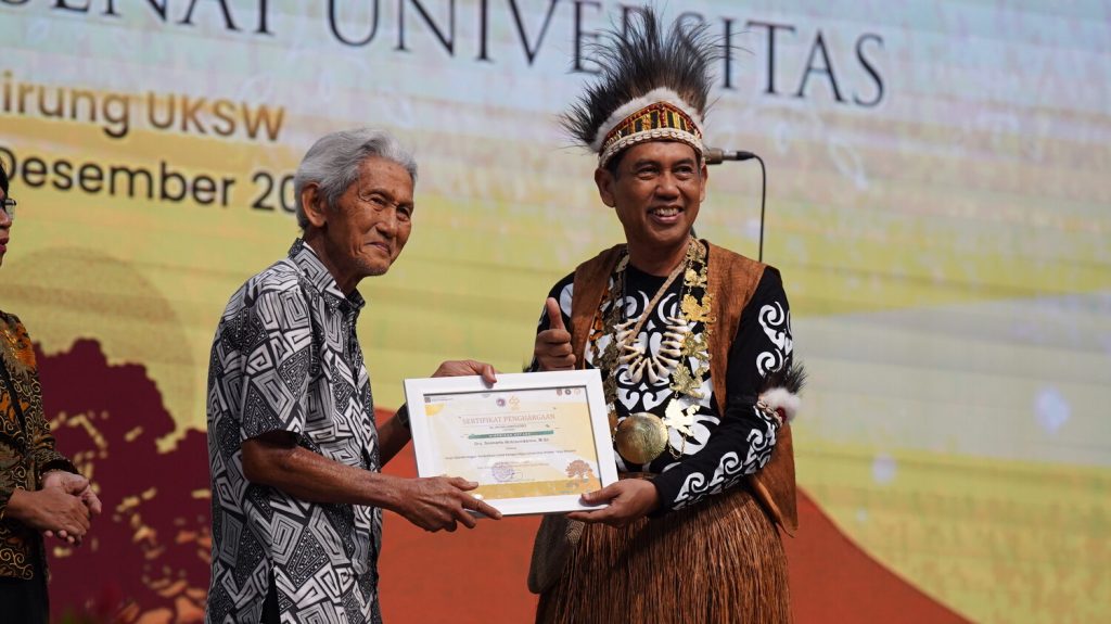 Eyang Narto Perawat Bumi UKSW