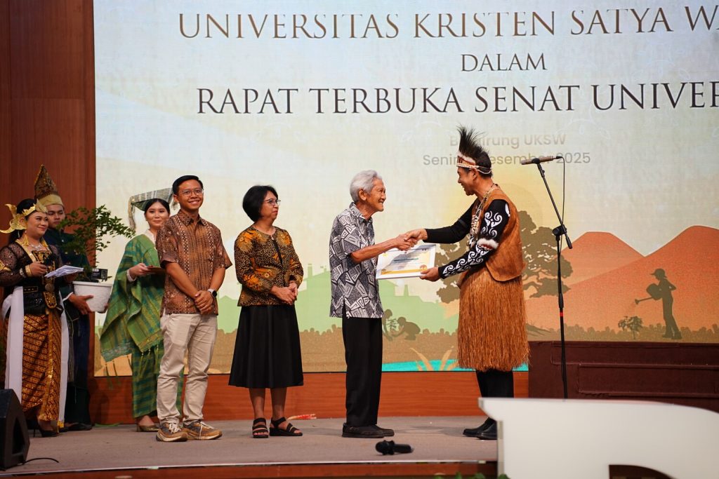 Eyang Narto Perawat Bumi UKSW