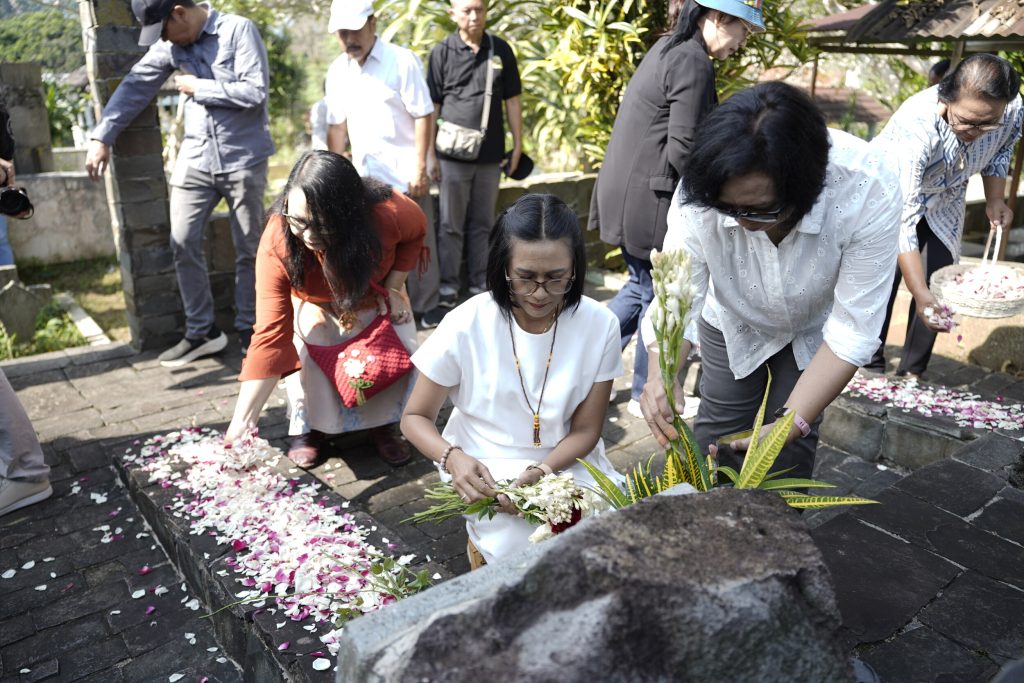 Rektor UKSW Profesor Intiyas Utami menyampaikan apresiasi mendalam kepada keluarga para pendiri dalam kegiatan tabur bunga sebagai bentuk penghormatan bagi para pendiri, Jumat (28-11-2025) pagi.