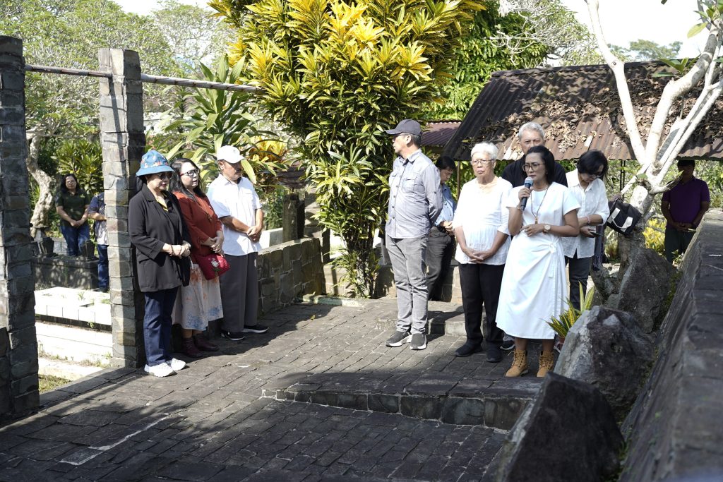 Tradisi Tabur Bunga UKSW Dies Natalis ke-69