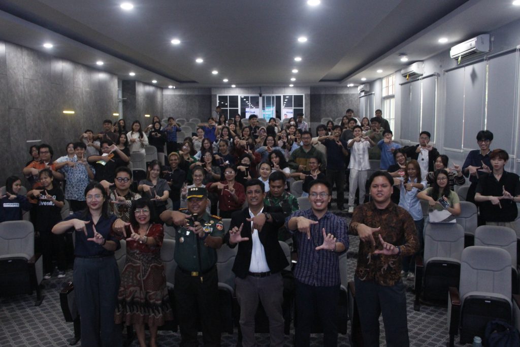 Kuliah Umum Transformasi TNI dan Operasi Perdamaian Dunia UKSW