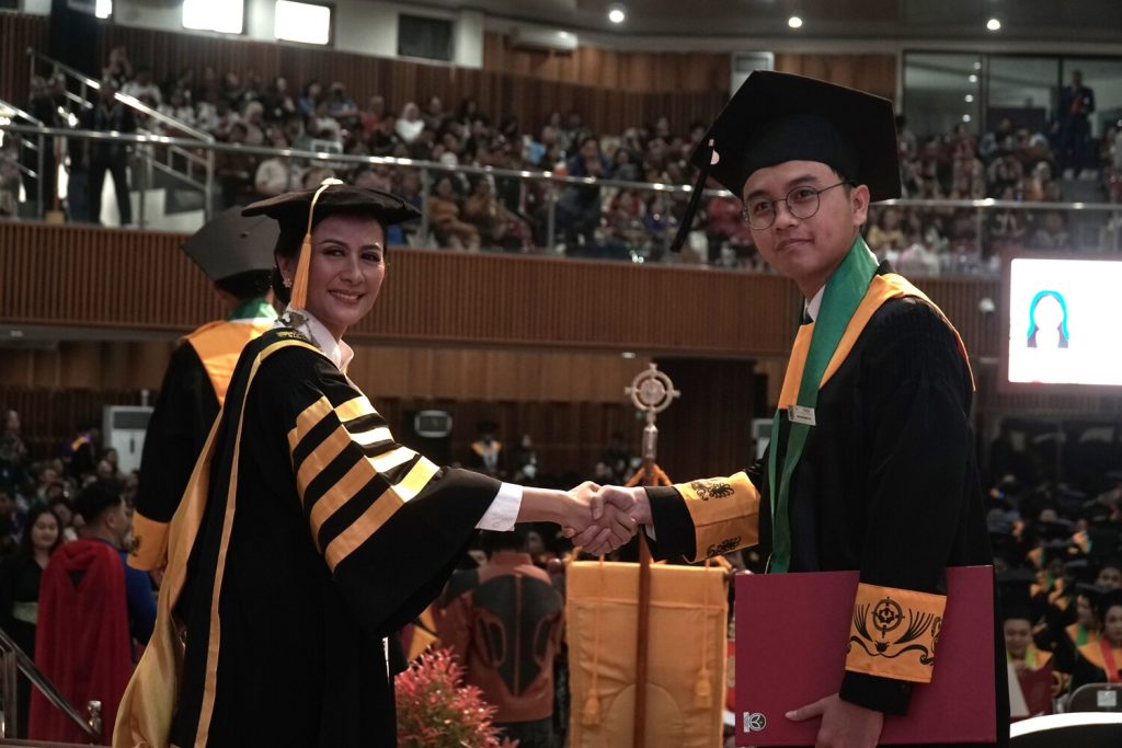Rektor UKSW Profesor Intiyas Utami mewisuda 642 lulusan
