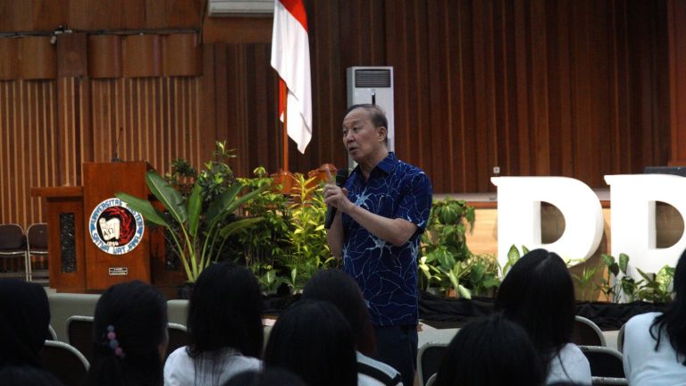 Kuliah Tamu Prof Eka Wahjoepramono di UKSW