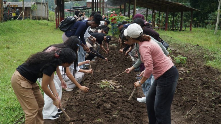 Mahasiswa Asing UKSW Belajar Kewirausahaan di Argotelo Salatiga