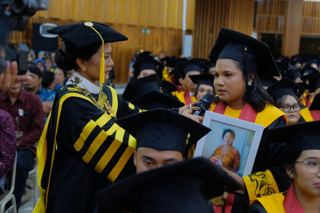 Wisuda UKSW 2026 kisah inspiratif lulusan