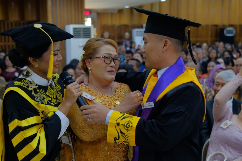 Wisuda UKSW 2026 kisah inspiratif lulusan