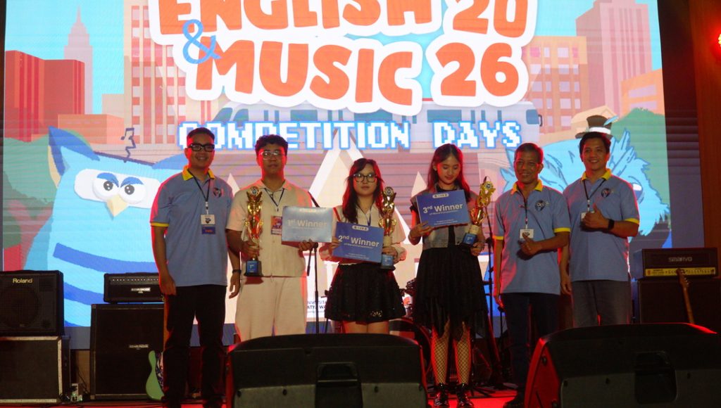 kompetisi bahasa Inggris dan seni UKSW