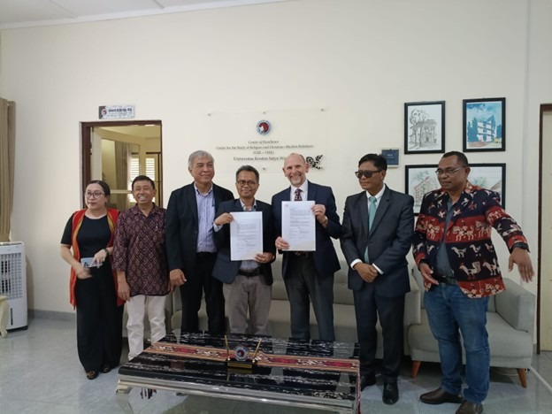 Signing MoU with Oxford’s Center for Muslim-Christian Studies and Center for Religious Harmony, Ministry of Religious Affairs