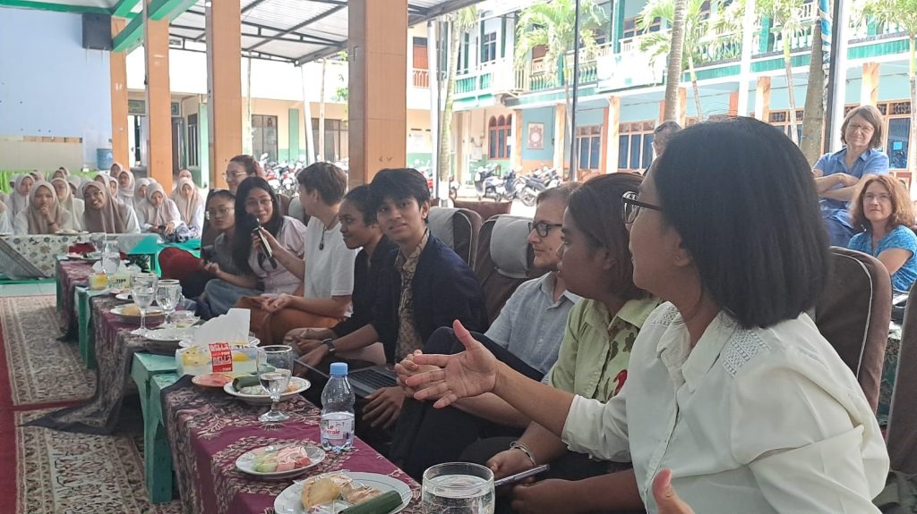 SWCU, Christian Delegation from Germany Visits an Islamic Boarding School in Salatiga