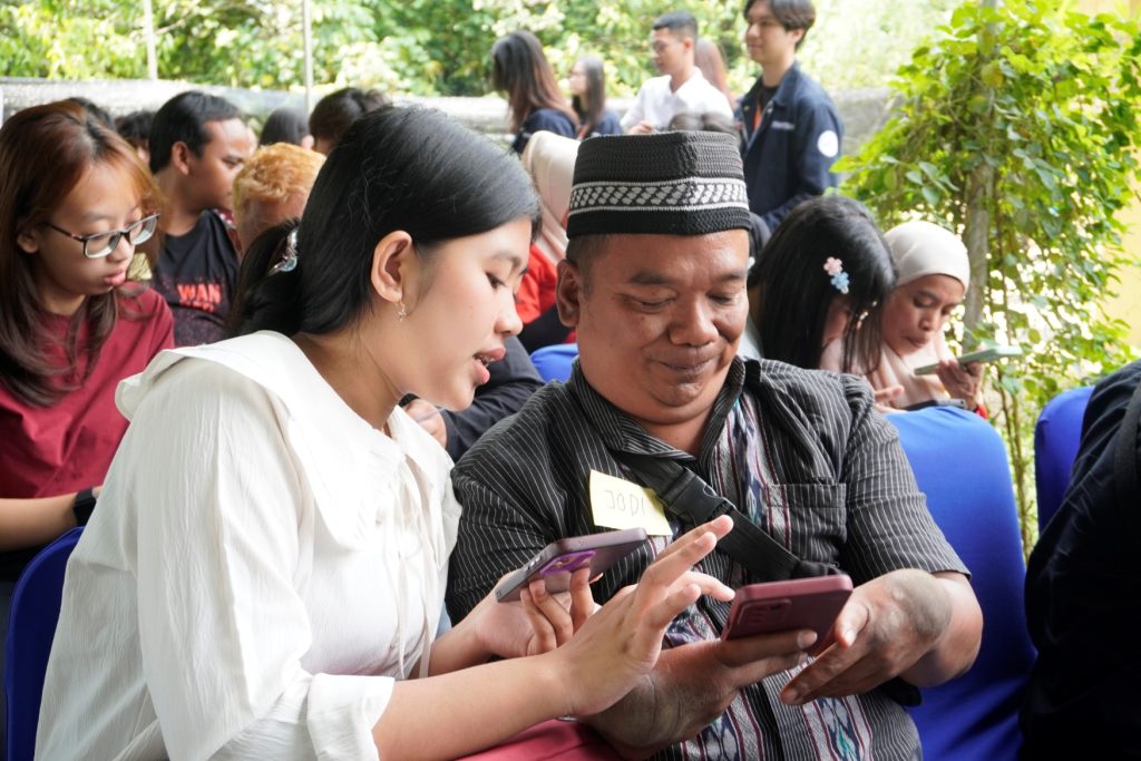 Mahasiswa Teknik Informatika UKSW latih disabilitas Canva dan AI