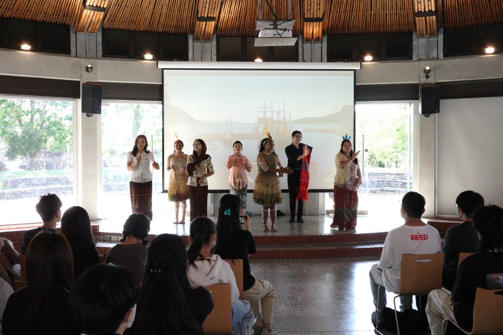 Berangkat Kuliah, Pulang Membawa Cerita Dunia: Dua Mahasiswi Pegunungan Bintang Raih Pengalaman Global Bersama UKSW