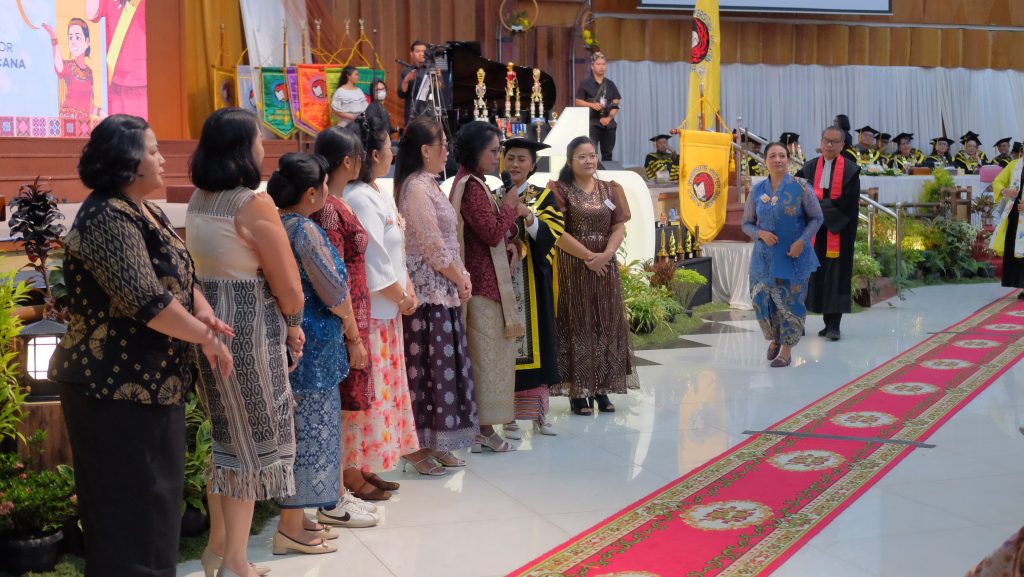 Dari Tanimbar hingga Salatiga, Kisah 15 Ibu Warnai Wisuda UKSW dengan Haru dan Air Mata