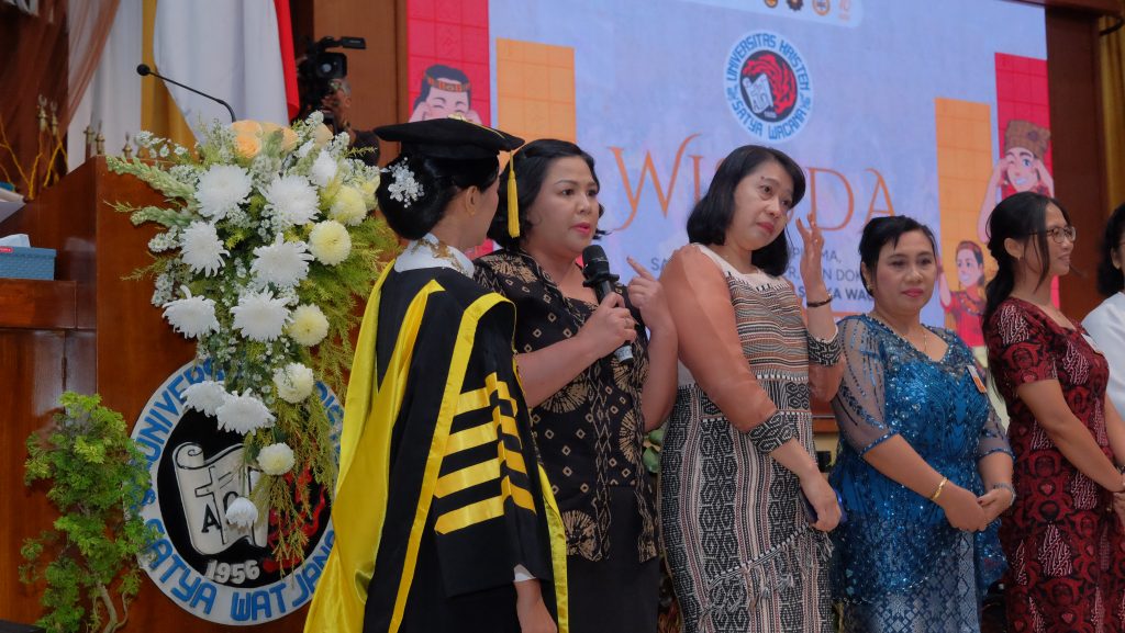 Dari Tanimbar hingga Salatiga, Kisah 15 Ibu Warnai Wisuda UKSW dengan Haru dan Air Mata