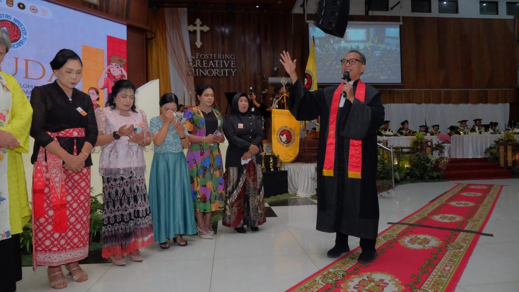 Dari Tanimbar hingga Salatiga, Kisah 15 Ibu Warnai Wisuda UKSW dengan Haru dan Air Mata
