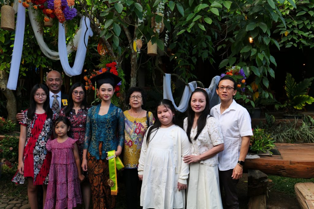 Ketika Rumus Kimia Menjadi Motif Kebaya Tirza, Wisudawati Berprestasi UKSW