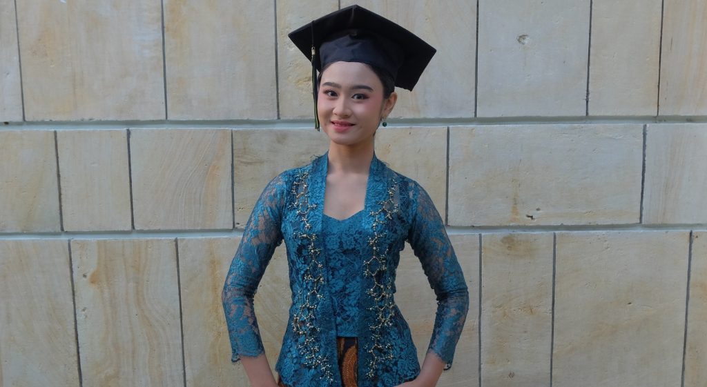 Ketika Rumus Kimia Menjadi Motif Kebaya Tirza, Wisudawati Berprestasi UKSW