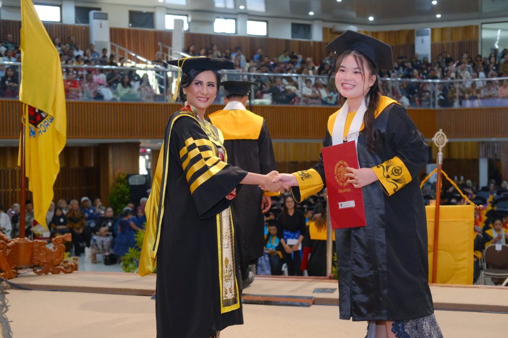 UKSW Kukuhkan 649 Lulusan, Wisuda Periode III Tampilkan Capaian Mahasiswa Berprestasi