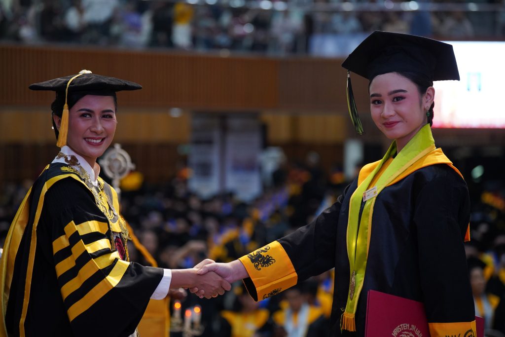 Ketika Rumus Kimia Menjadi Motif Kebaya Tirza, Wisudawati Berprestasi UKSW