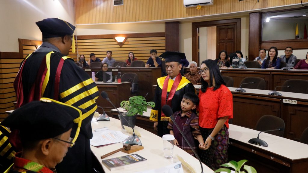 Raih Predikat Dengan Pujian, Hirman Tampunggol Dorong Dekolonisasi Pendidikan Kristen Batak Berbasis Pengetahuan Lokal