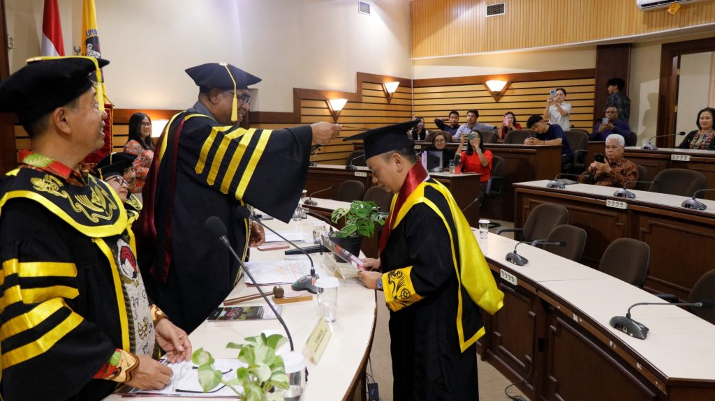 Raih Predikat Dengan Pujian, Hirman Tampunggol Dorong Dekolonisasi Pendidikan Kristen Batak Berbasis Pengetahuan Lokal